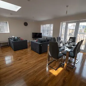the-coach-house-london-heathrow-serviced-apartments.brighton-hotels-england.com/